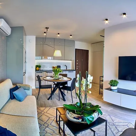 P&o Mennica Iv * Varsovie